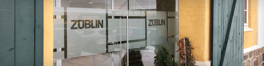 Montering af frostet folie hos Züblin