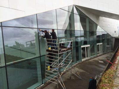 Montering af solfilm på Saxo Bank