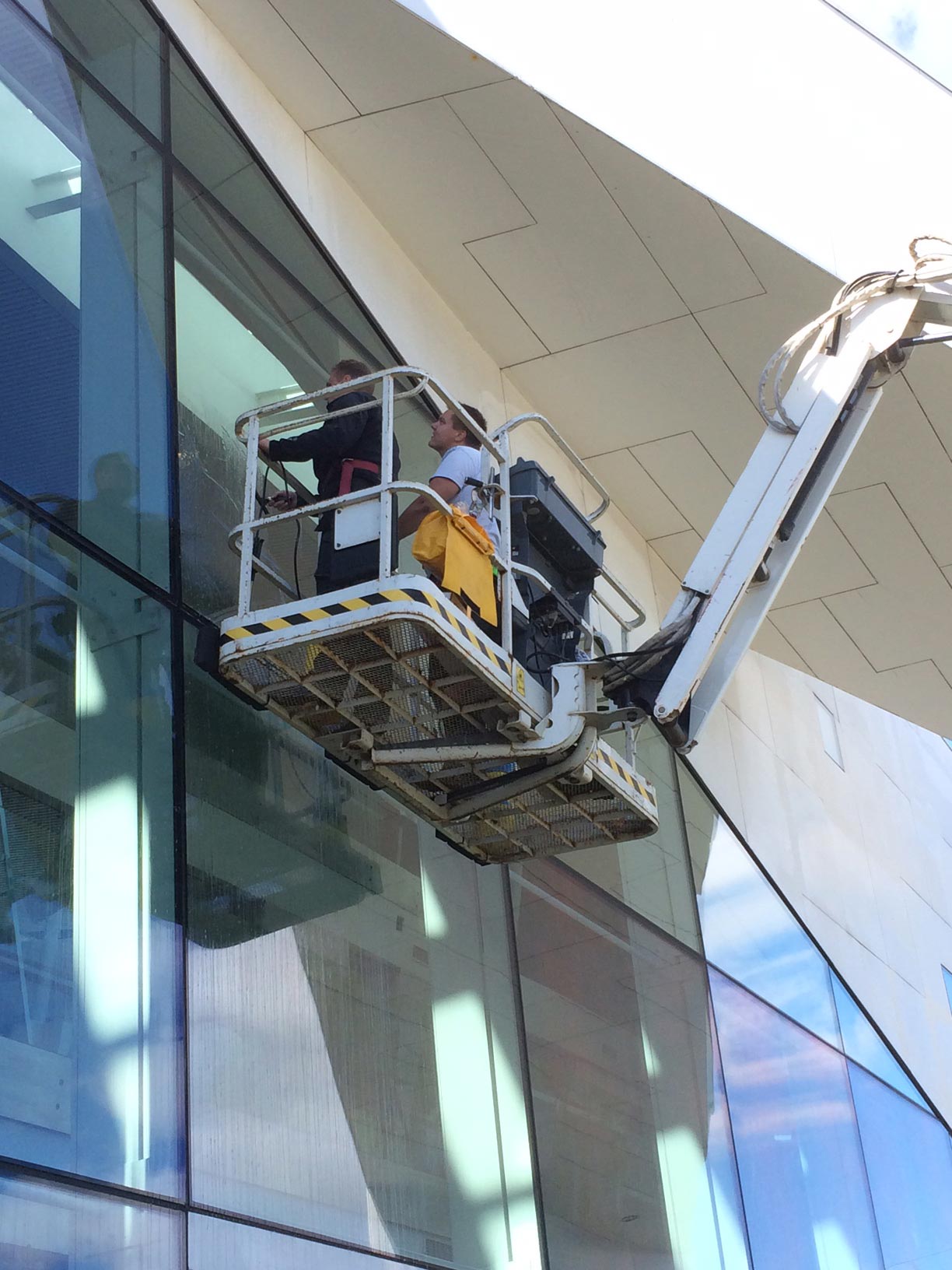 Montering af solfilm på Saxo Bank