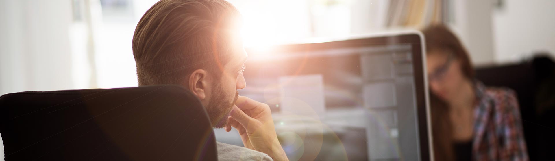 Undgå blænding på arbejdspladsen med montering af solfilm