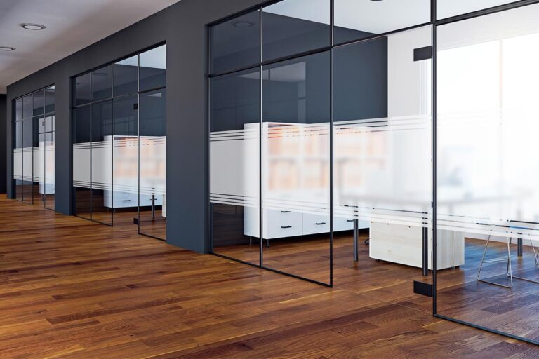 Frostet folie i kontorbygning - Solfilm.dk