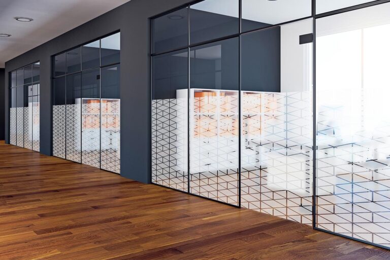 Frostet folie i kontorbygning - Solfilm.dk - sandblæst folie