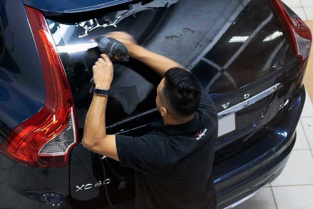 montering af solfilm på bil