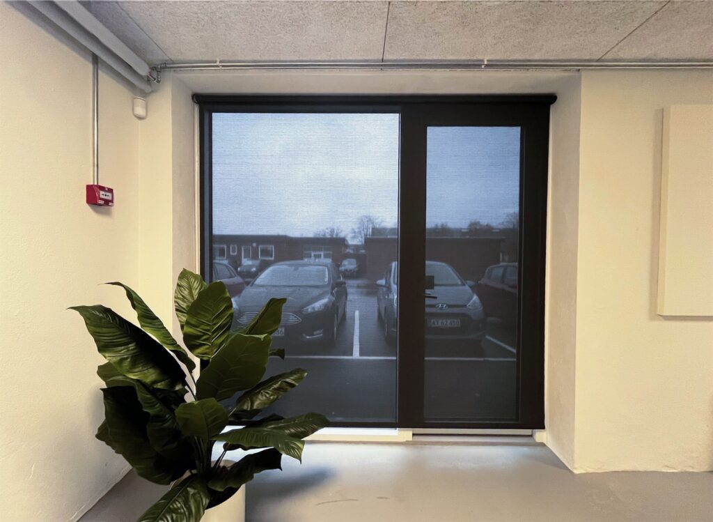 Solafskærmning og dekoration hos PicoPublish. Solgardiner mod blænding