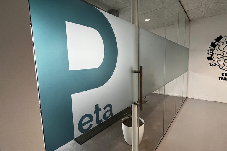 Billede af frostet folie fra Solfilm.dk på en vinduesvæg på et kontor