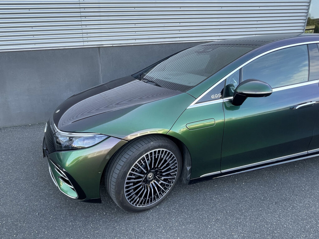 Mercedes-Benz EQS folieret med Avery Supreme Colourflow