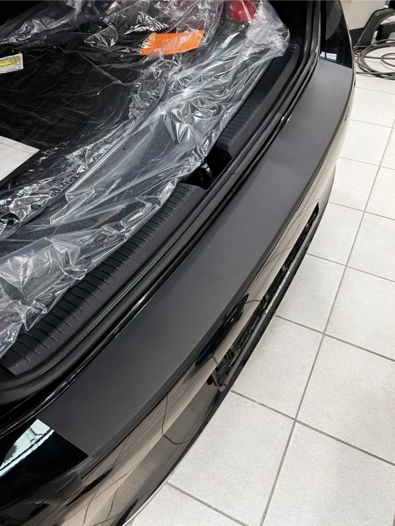 Mat sort lakbeskyttelsesfolie på læssekant