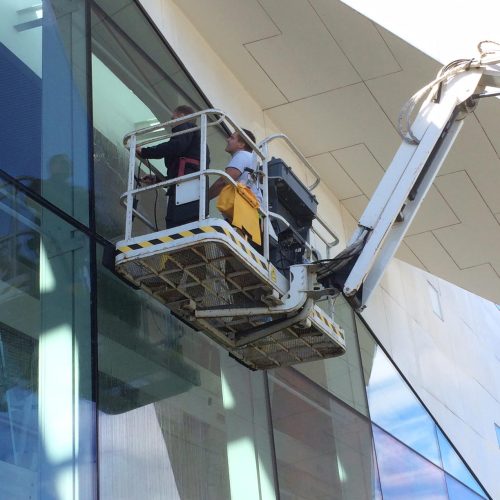 Montering af solfilm på Saxo Bank